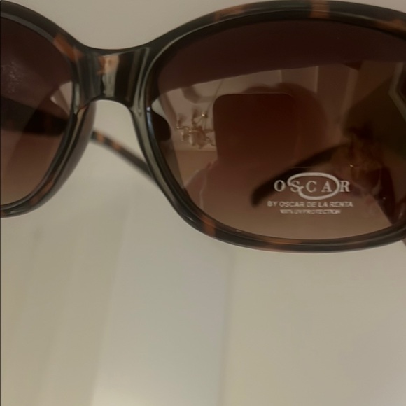 Oscar De La Renta Tortoise Sunglasses - Picture 4 of 9